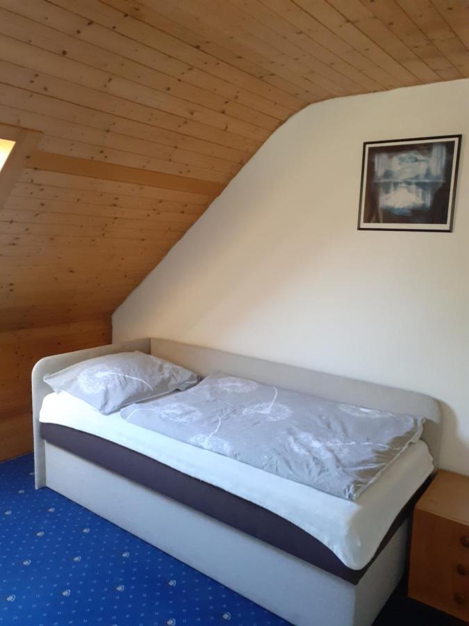 Rd Cerncin Bucovice Appartement Buitenkant foto