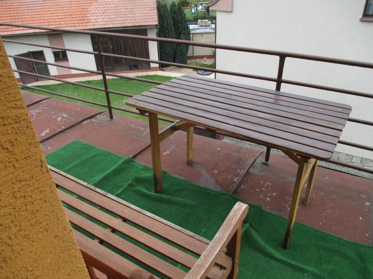 Rd Cerncin Bucovice Appartement Buitenkant foto